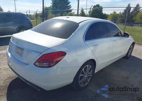 2015 Mercedes-Benz C 300 z USA, uszkodzony, nr VIN 55SWF4JBXFU087849